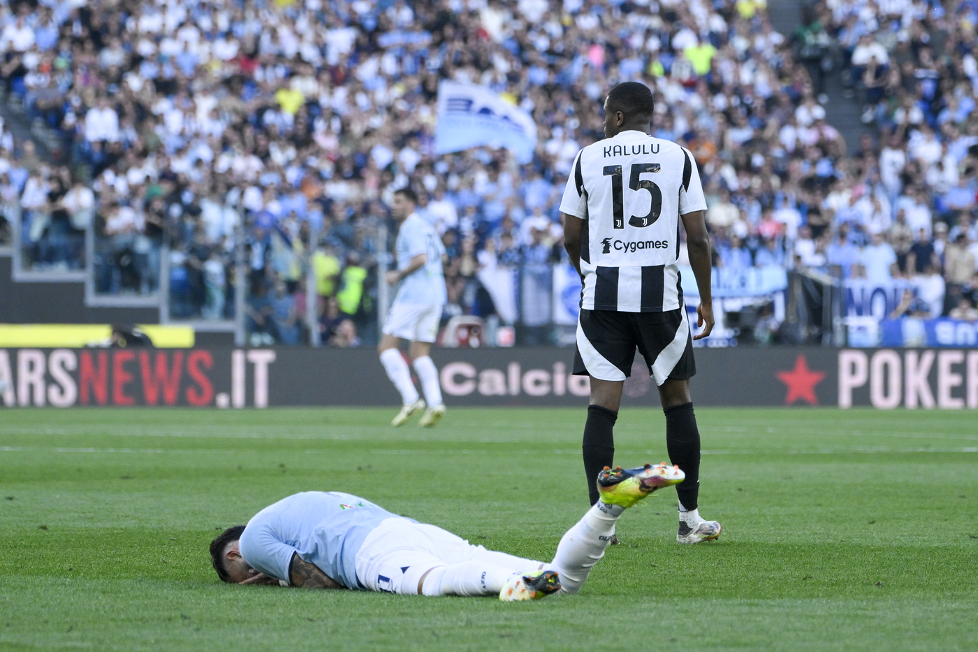 Il fallo di reazione su Castellanos costato il cartellino rosso a Pierra Kalulu in Lazio-Juventus