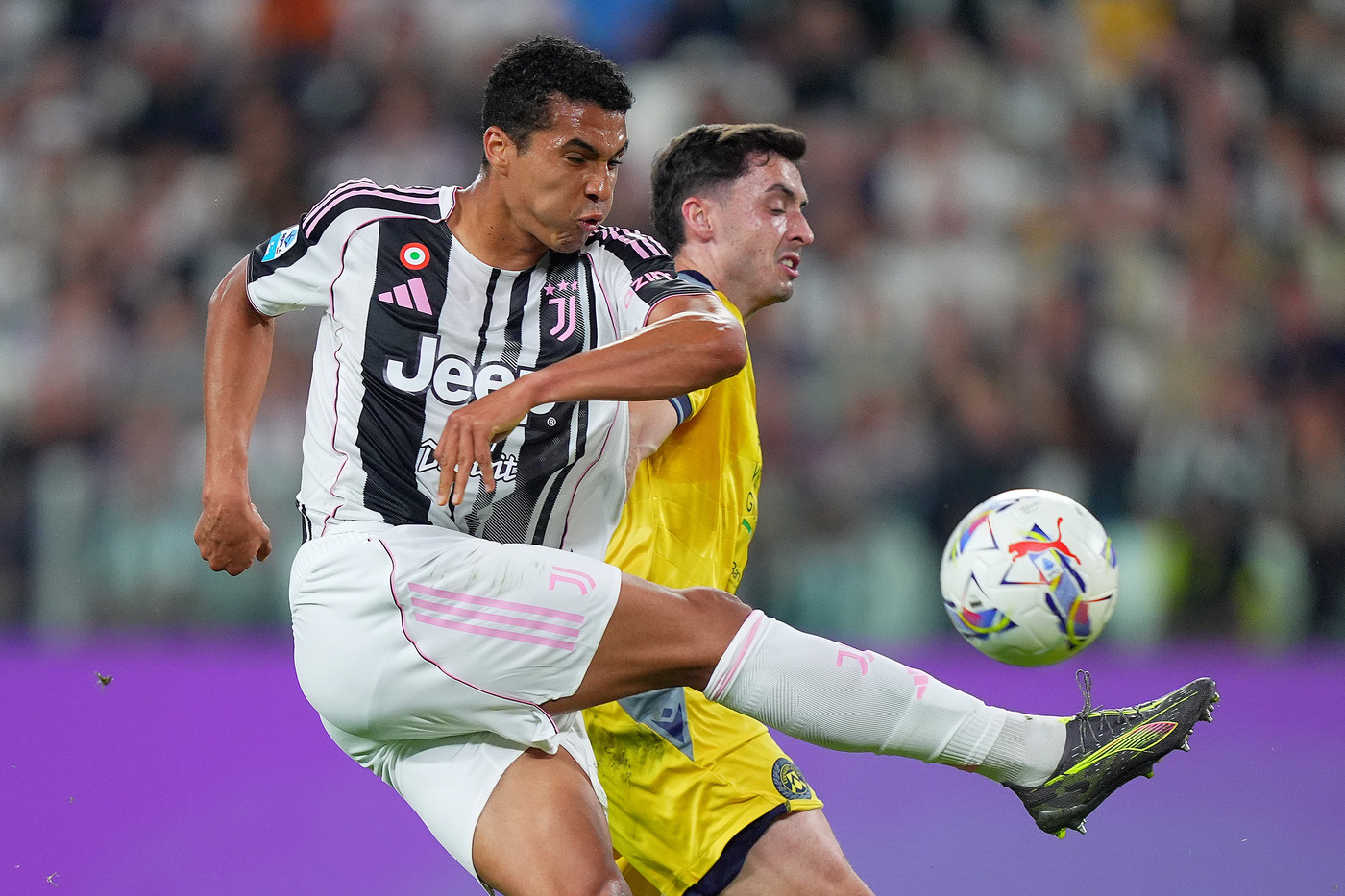 Il difensore della Juventus Alberto Costa intercetta un pallone Junews.it