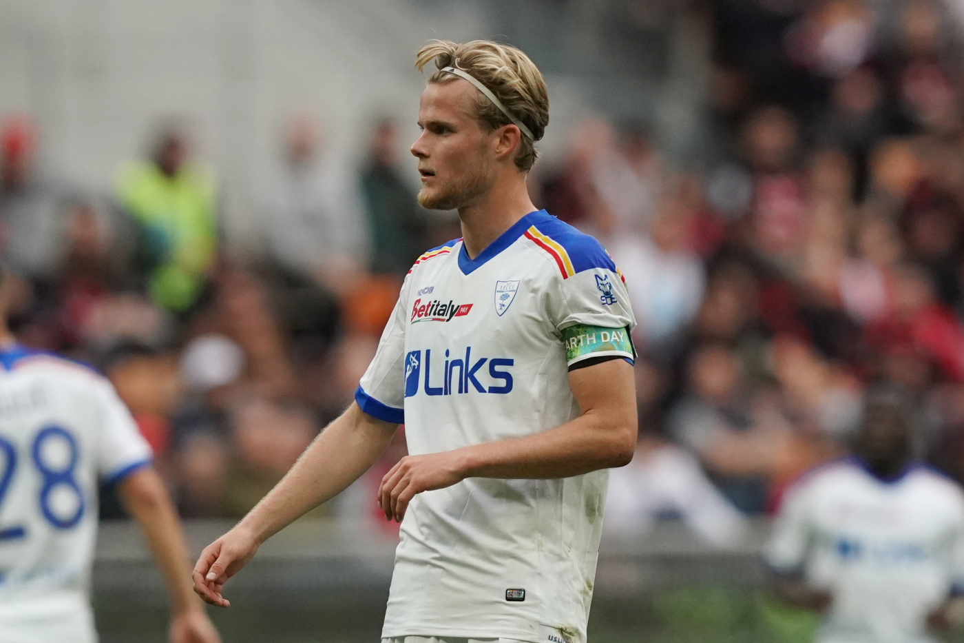 Il centrocampista Morten Hjulmand in campo con la maglia del Lecce in Serie A Junews.it