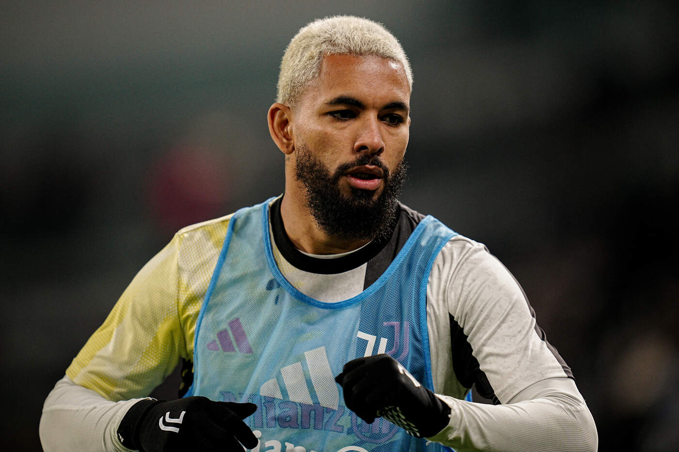 Il centrocampista della Juventus Douglas Luiz durante un riscaldamento Junews.it