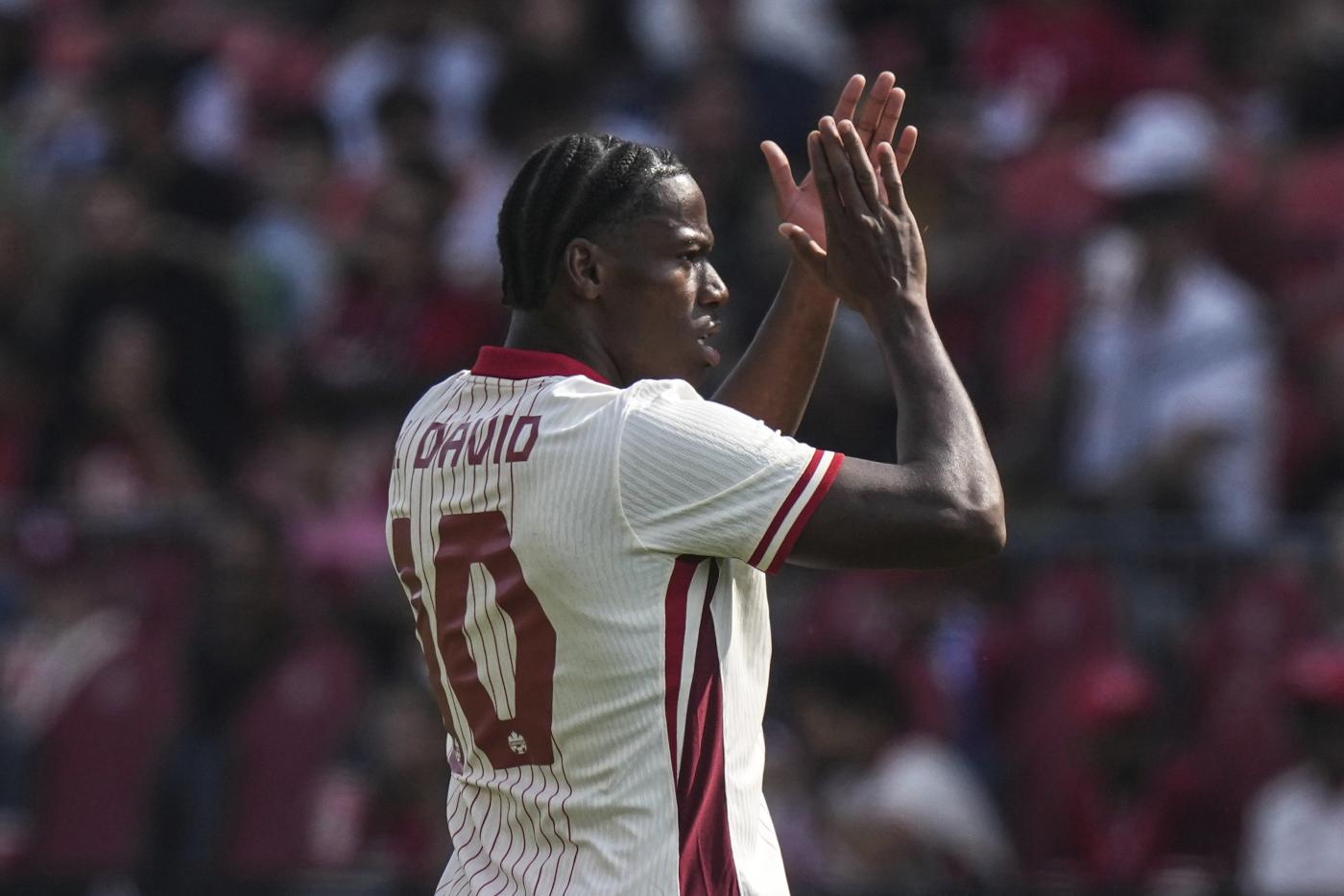 L'attaccante Jonathan David in campo con la nazionale canadese Junews.it