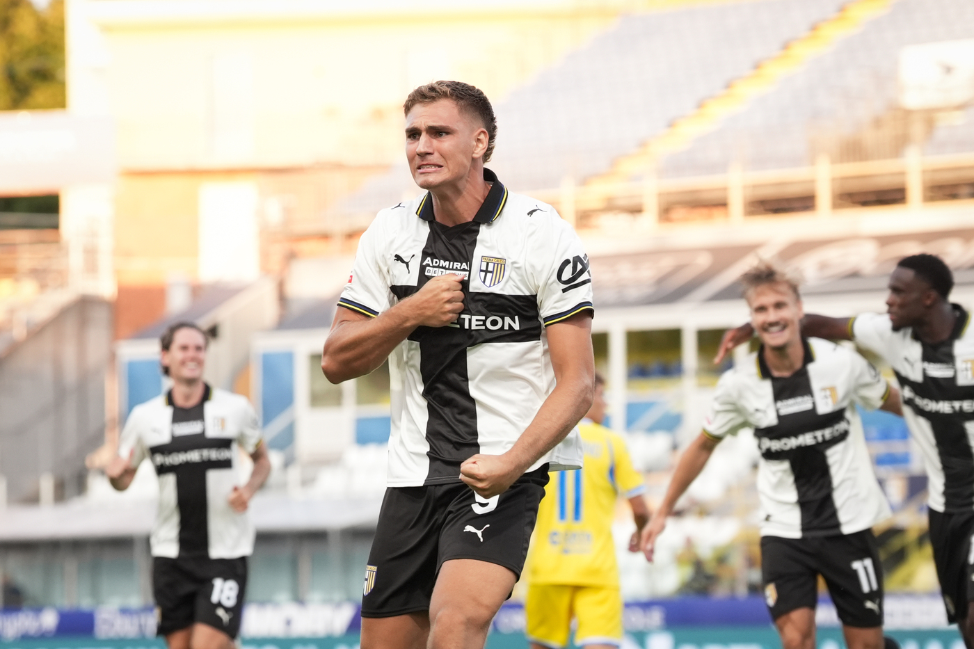 L'attaccante del Parma Mateo Pellegrino esulta dopo aver segnato contro il Pescara in Coppa Italia Junews.it