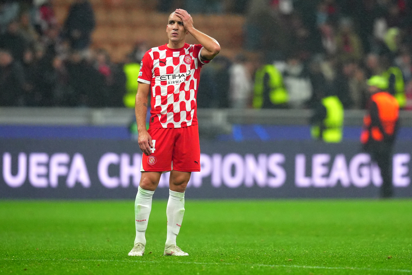 L'esterno del Girona Arnau Martinez in campo contro il Milan in Champions League Junews.it