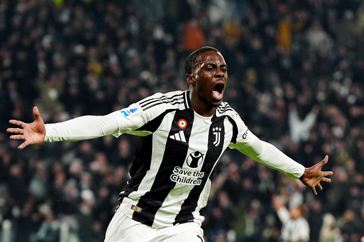 L'esterno della Juventus Timothy Weah esulta dopo un gol segnato Junews.it