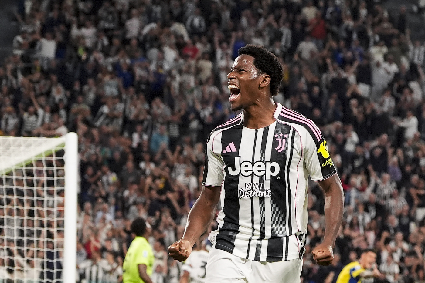 L'attaccante della Juventus Jonathan David esulta dopo un gol segnato al Parma in Serie A Junews.it